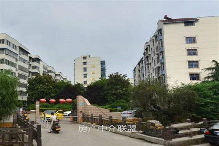 城北翠湖天地3室2厅1卫169万136.6平方，中间楼层东户